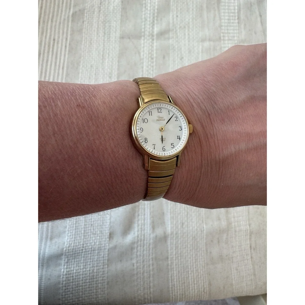 Women's Timex Indiglo. 4,775,964 4,527,096. Classic design‎ with white face